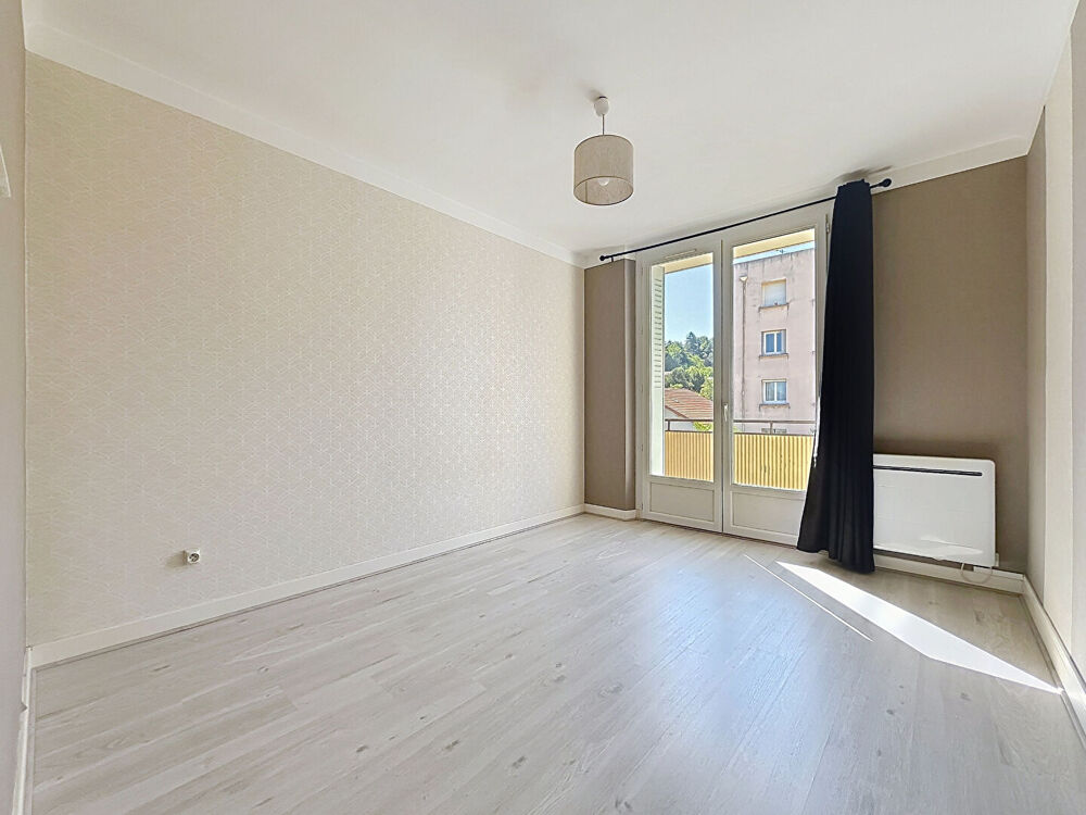 Appartement Livron Sur Drome T3 Dde 60 m², dernier étage, 2 chambres, très bon état.