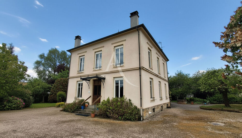 Propriété fermée avec dépendances et jardin