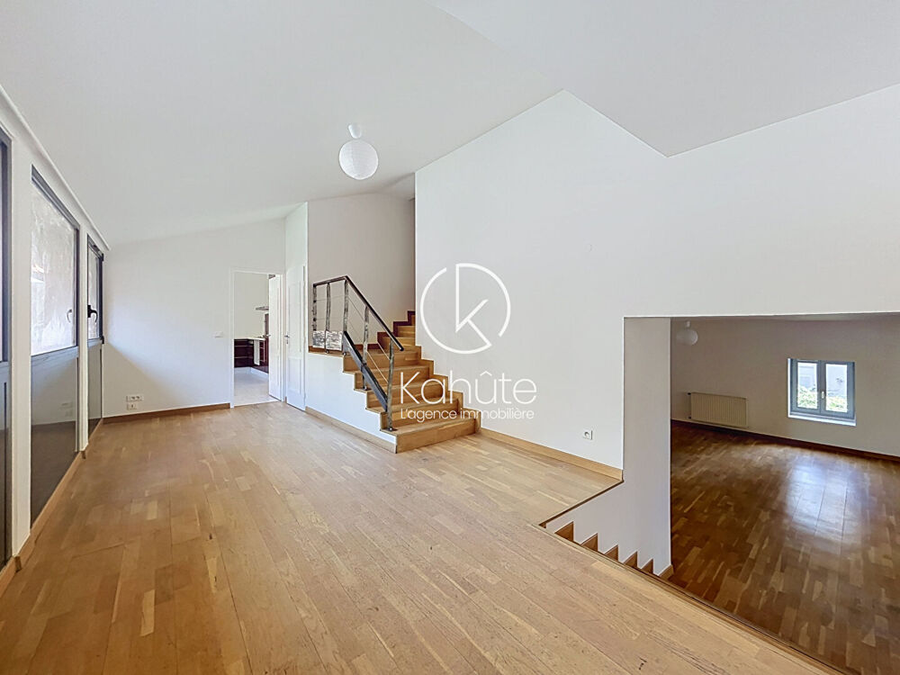Vente Appartement Appartement rénové, Collonges Au Mont D'Or 4 pièce(s) 133m2, 2 places de stationnement, copropriété avec parc arboré et piscine Collonges au mont d or