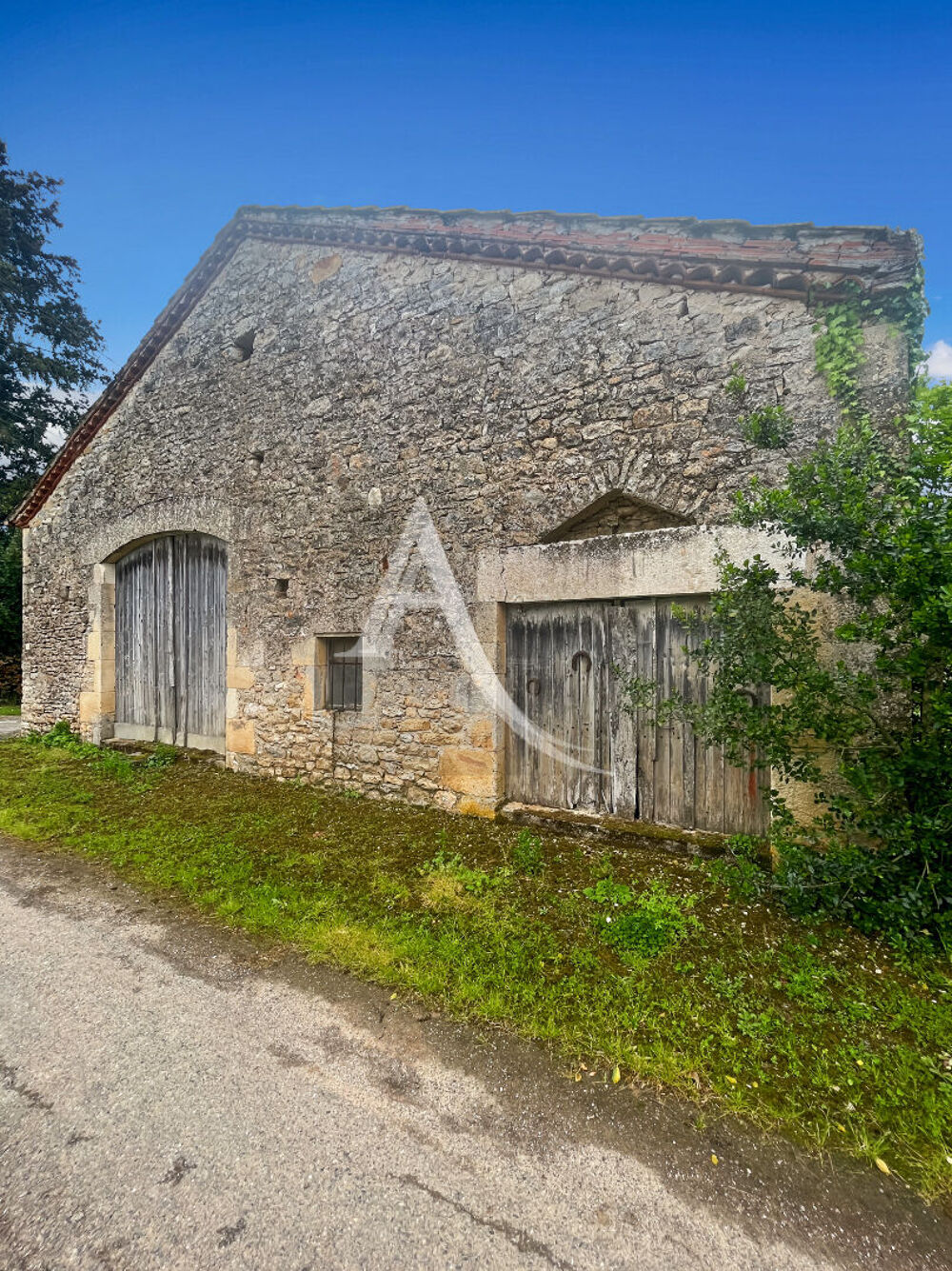Maison en pierre, 5 chambres avec deux granges et accès privé au Lot