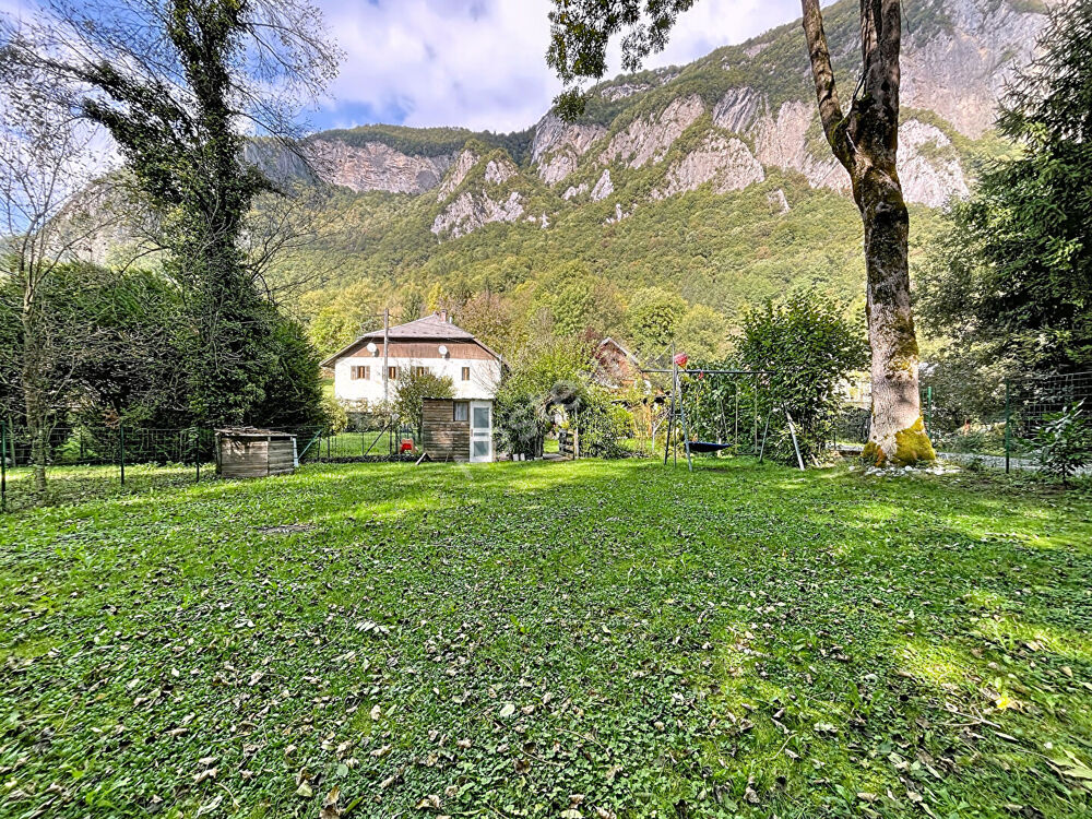 Corps de ferme avec dépendances, jardins et bois, à vendre à Faverges-Seythenex