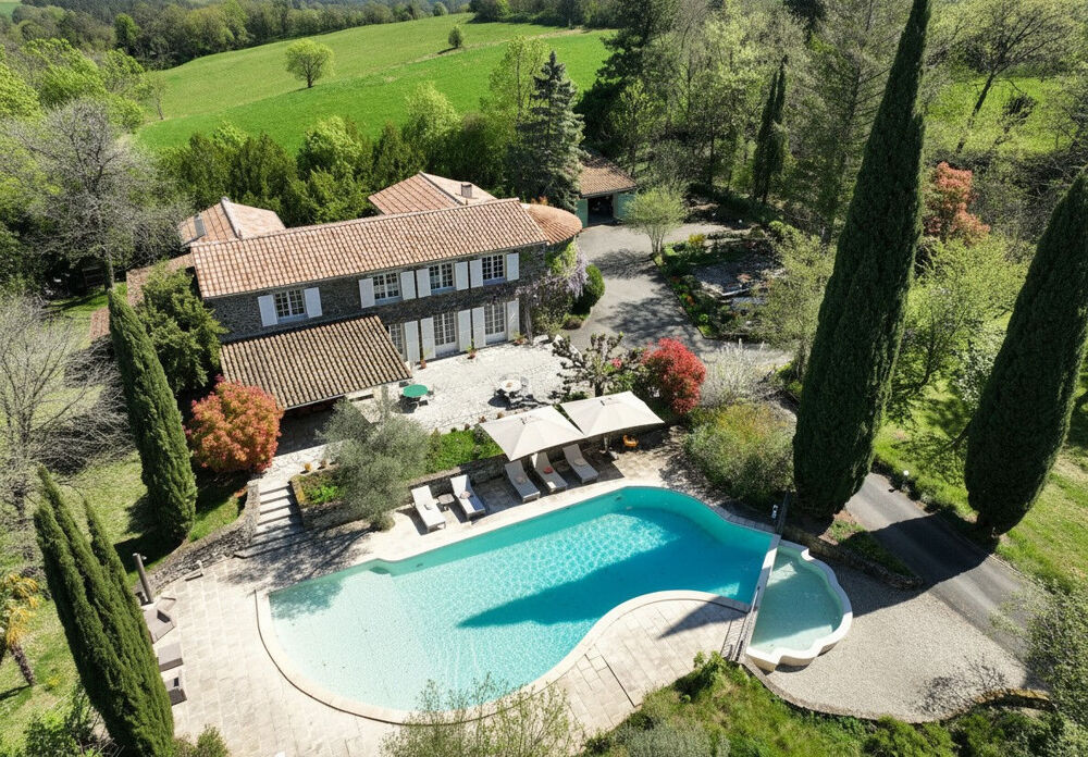 Propriété de caractère avec piscine à débordement et parc arboré en Ardèche