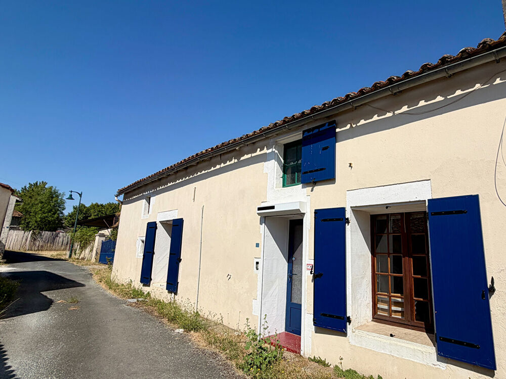 Maison ancienne avec grand terrain, 6 km de Saint Jean d'Angély, commerces proche