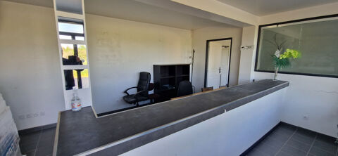  Salagnon, ensemble immobilier comprenant 3 ateliers avec bureaux et deux appartements de type 3 