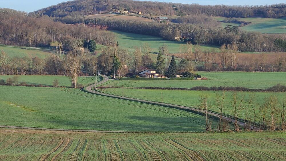 Maison individuelle avec grand terrain et vue dégagée sur le village de Lauzerte