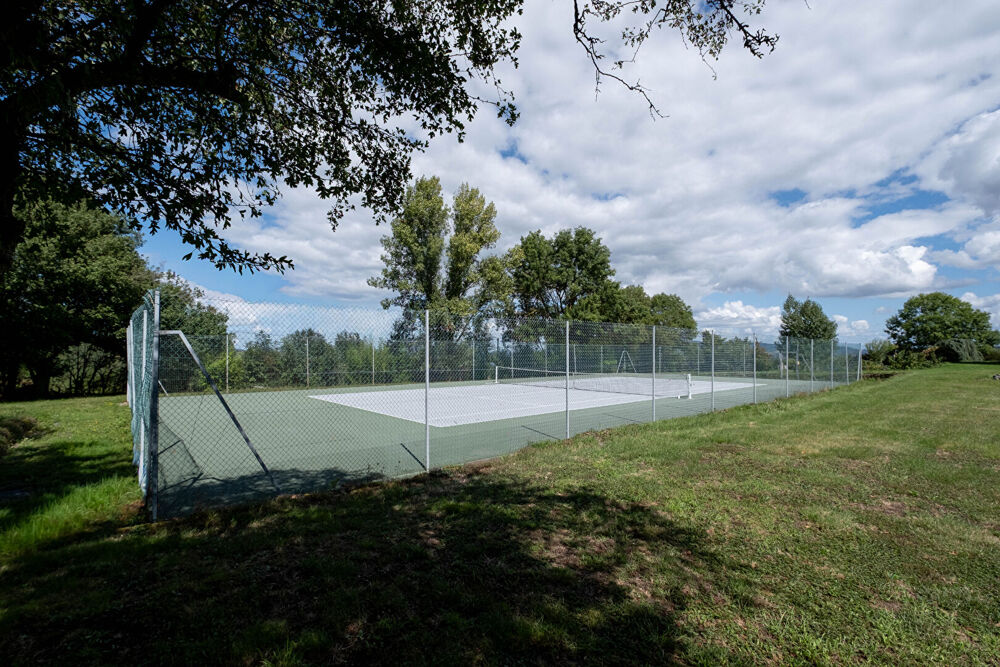 Maison spacieuse à vendre à Lentilly avec piscine et tennis