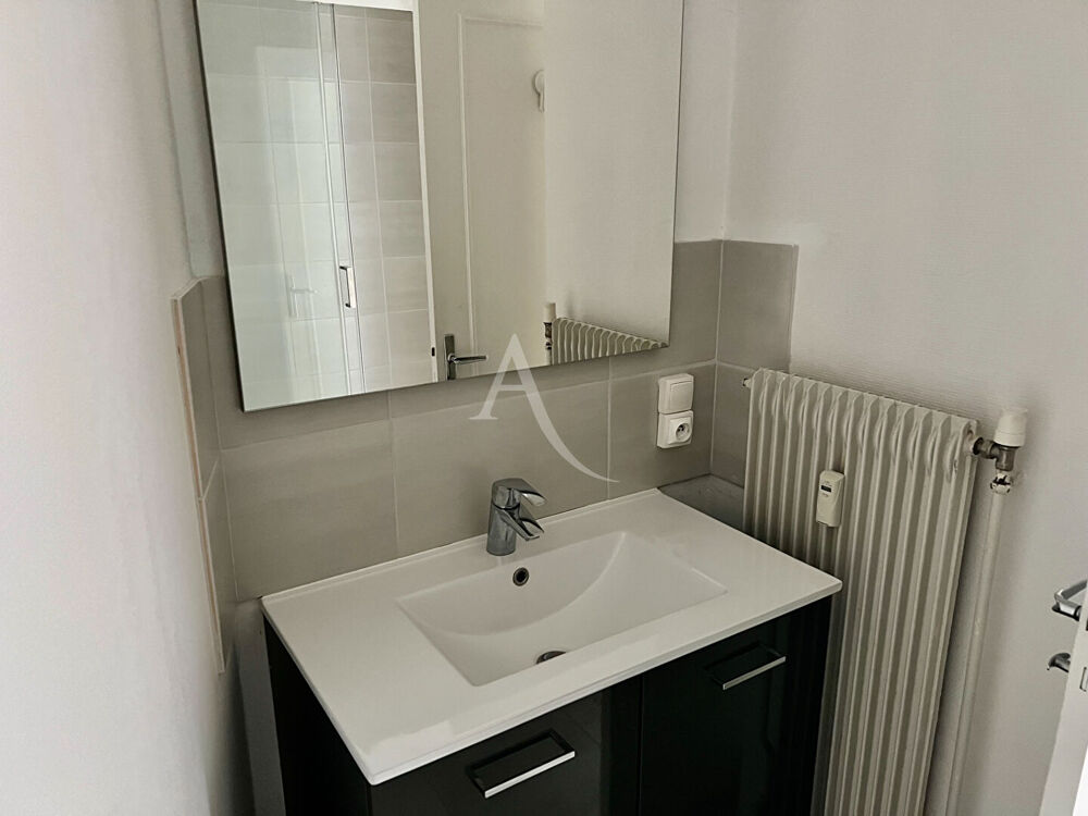 Location Appartement T2 avec balcon, garage et cave, premier étage Chamalieres