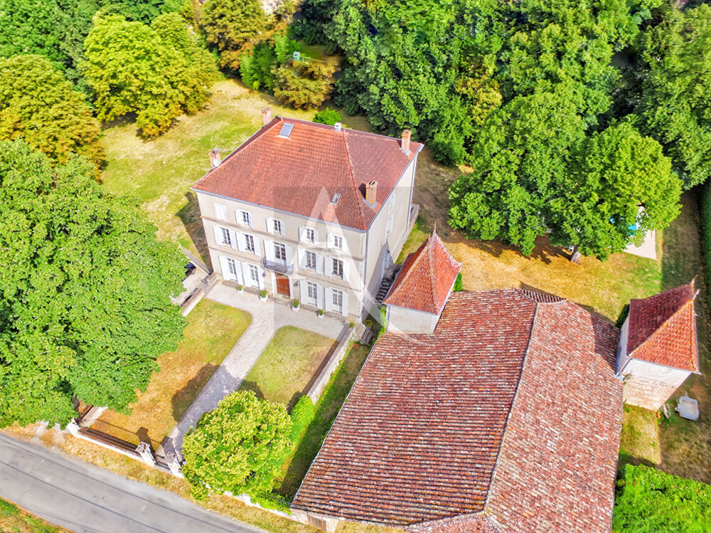 Demeure de prestige avec grange de 300 m2 et piscine - 1,13 hectares de terrain