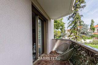  Appartement à louer 4 pièces 142 m²