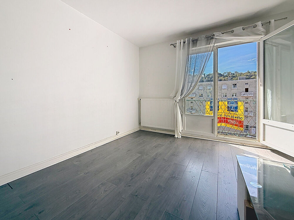 BOURGOIN-JALLIEU . Appartement T3 rénové avec balcon et cave. Proche gare, centre-ville et A43