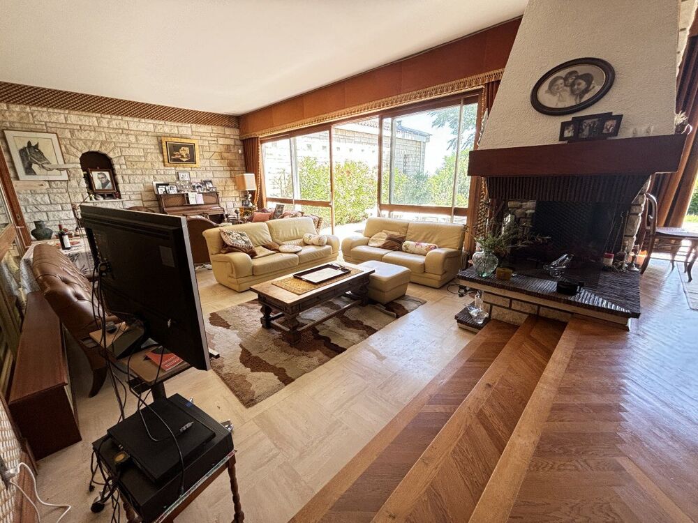 Élégante Maison Familiale de 5 Chambres, Conçue par un Architecte, avec Superbe Jardin, à Deux Pas du Centre de Civray