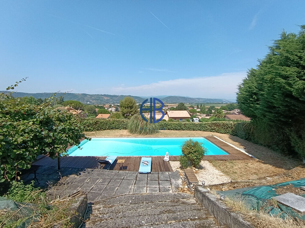 À Villa avec piscine et vue panoramique à Beausemblant