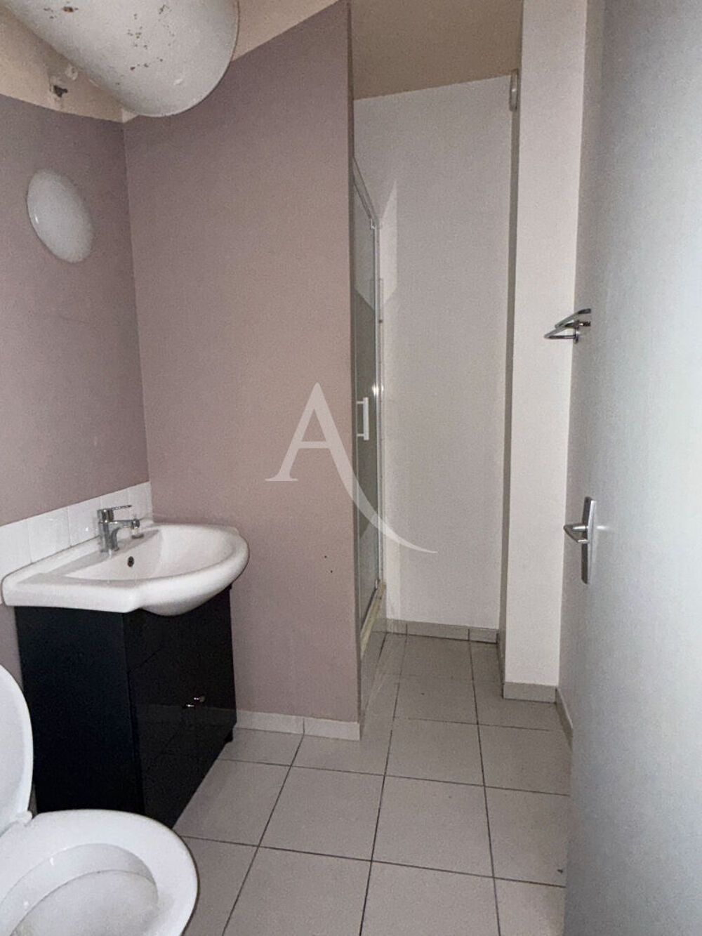 Location Appartement Studio centre ville de SAINTES, 20 m2. Saintes