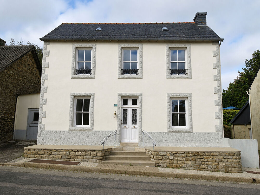 FINISTERE. Grande maison de 4 chambres à vendre, située dans un village, à Collorec
