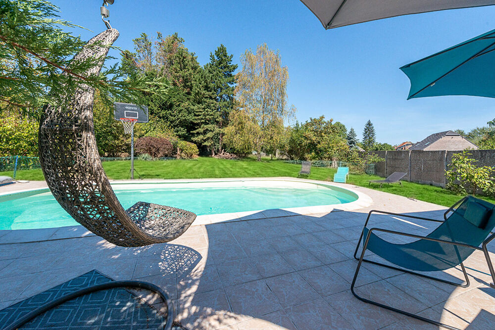 Spacieuse longère avec piscine sur 2301 m²