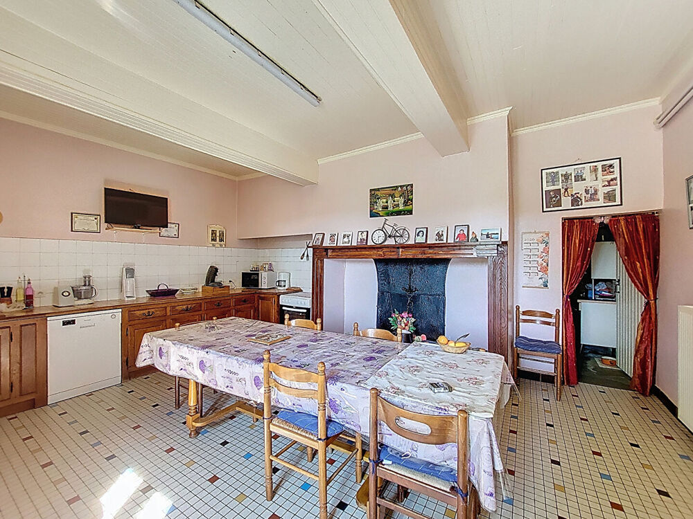 A Vendre Maison en pierre rénovée de sept pièces sur plus de 4 hectares à la campagne