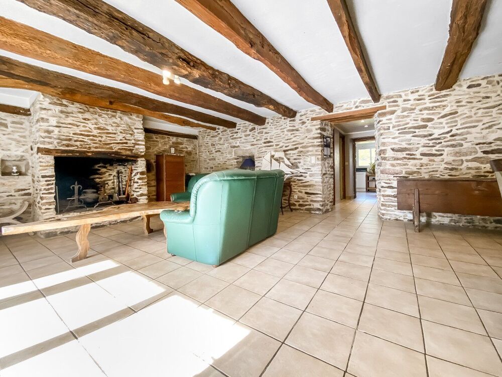 Jolie maison en pierre proche des plages avec grand jardin, puits et dépendance