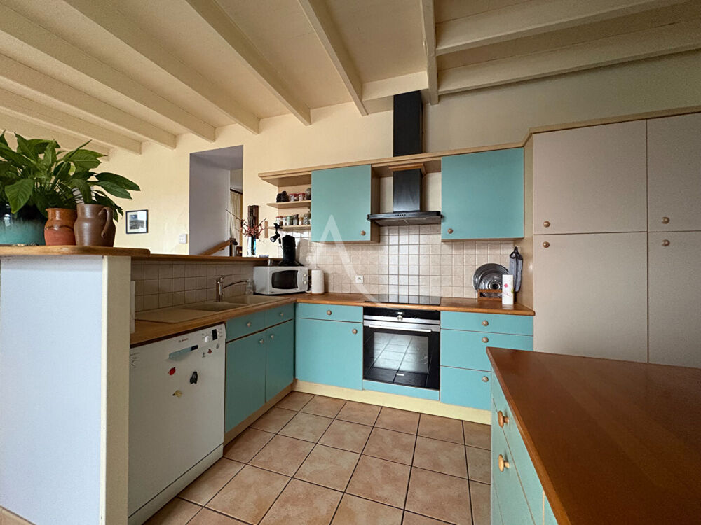 Maison 8 pièces - 4 chambres - LES VELLUIRE SUR VENDEE