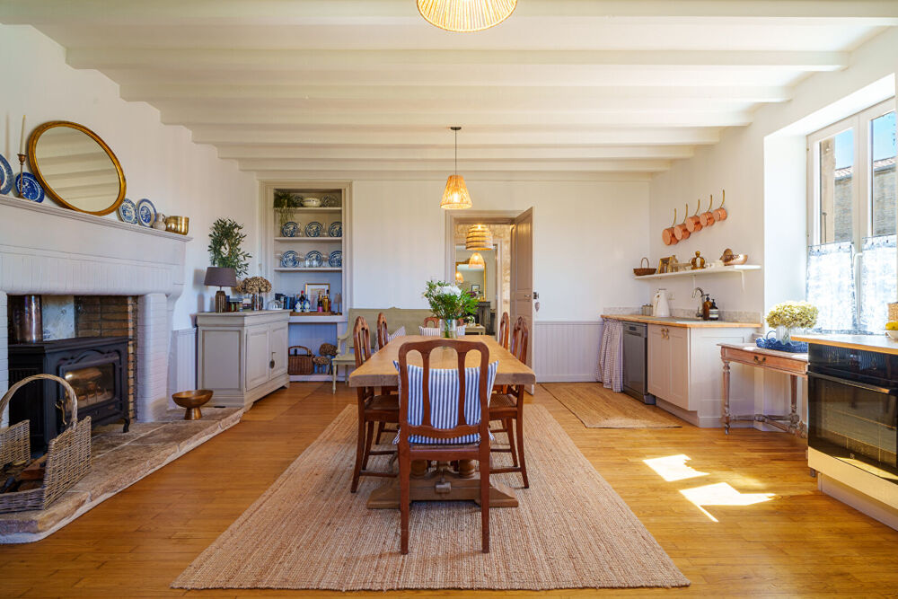 Magnifique Maison de Caractère Élégante et Entièrement Rénovée avec Cour Intérieure Close, Jardin et Nombreuses Dépendances