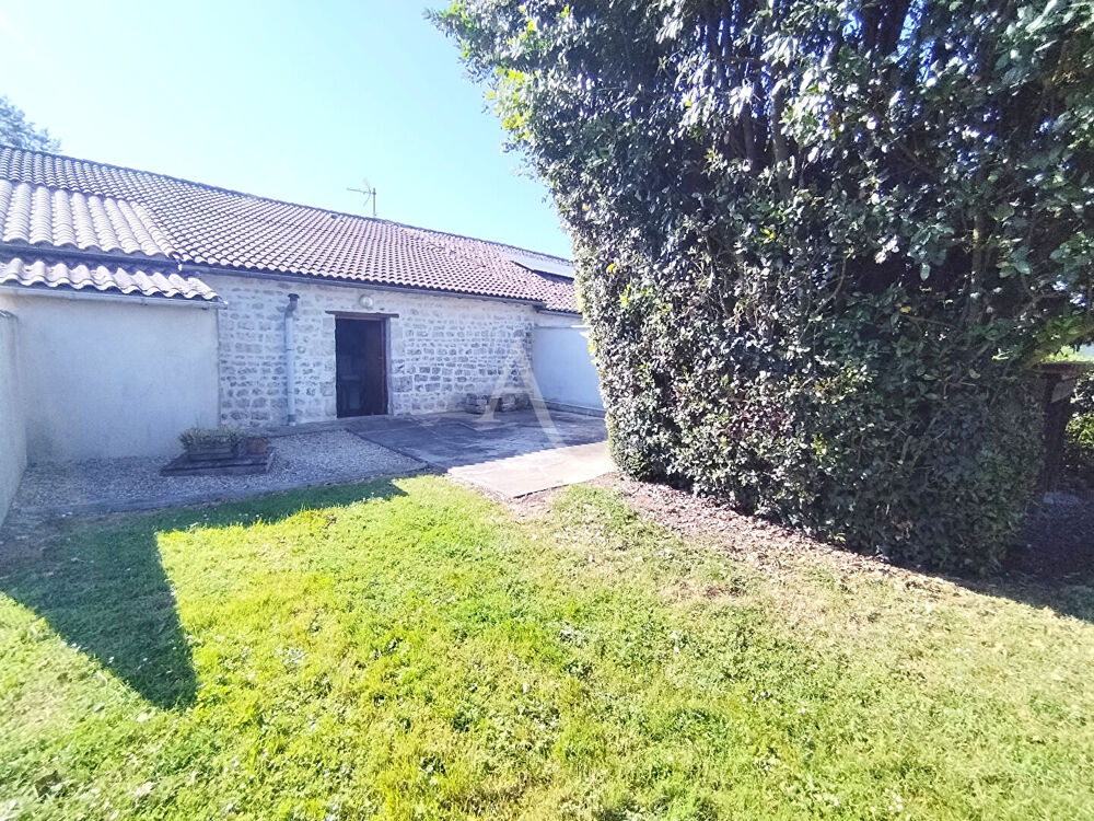 Proche Saintes - Maison charentaise avec jardin et dépendance