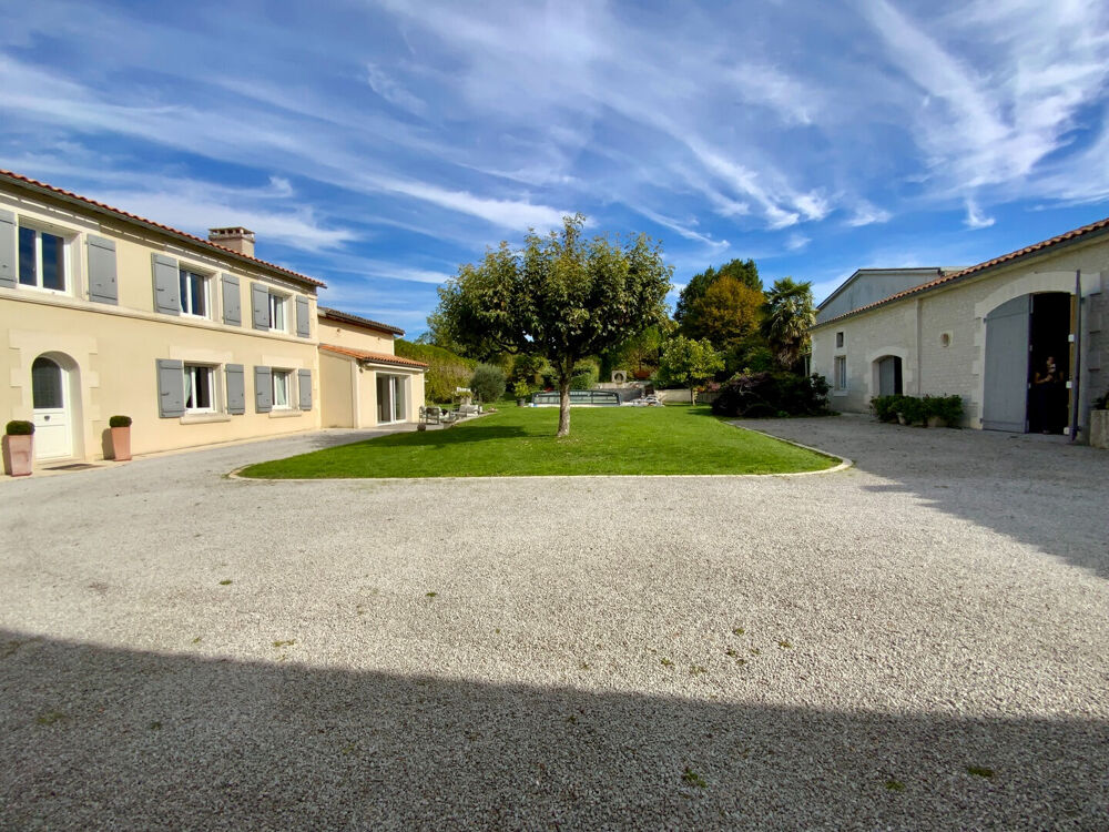 Demeure charentaise proche de Jonzac et Cognac