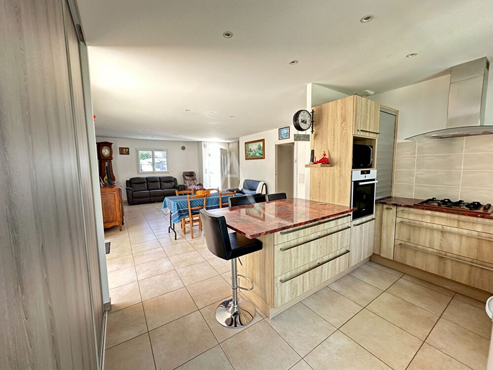 Maison récente de137 m² avec 110m² de garage à vendre à AIZENAY