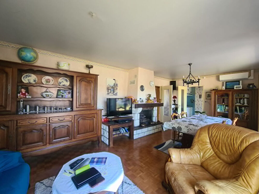Pavillon posé sur plus de 3000 m² clos