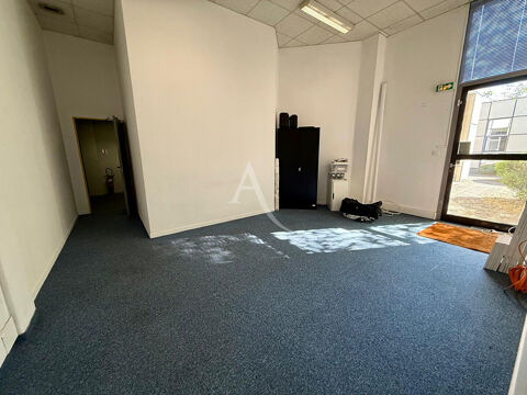 Lab&egrave;ge - local commercial de 60 m&sup2; 830 31670 Labege