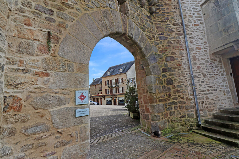 Vente Maison CORREZE. Ville de CORREZE. Maison en pierre avec 6 chambres. Correze