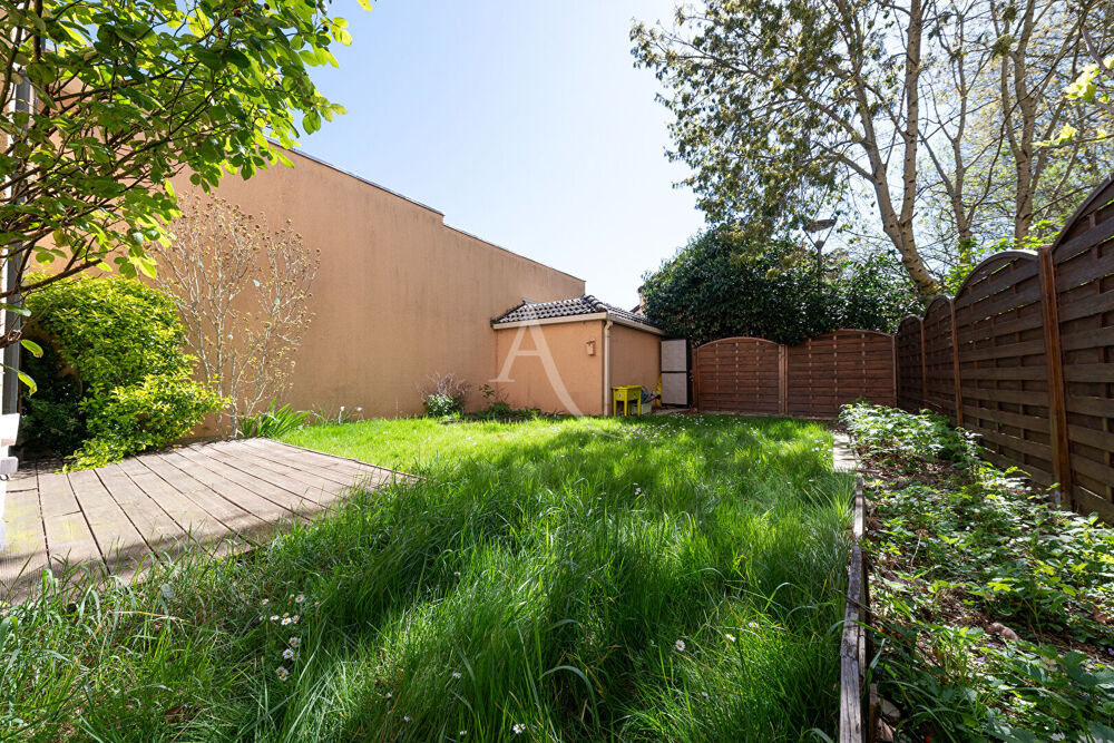 Spacieux deux pièces avec jardin et box
