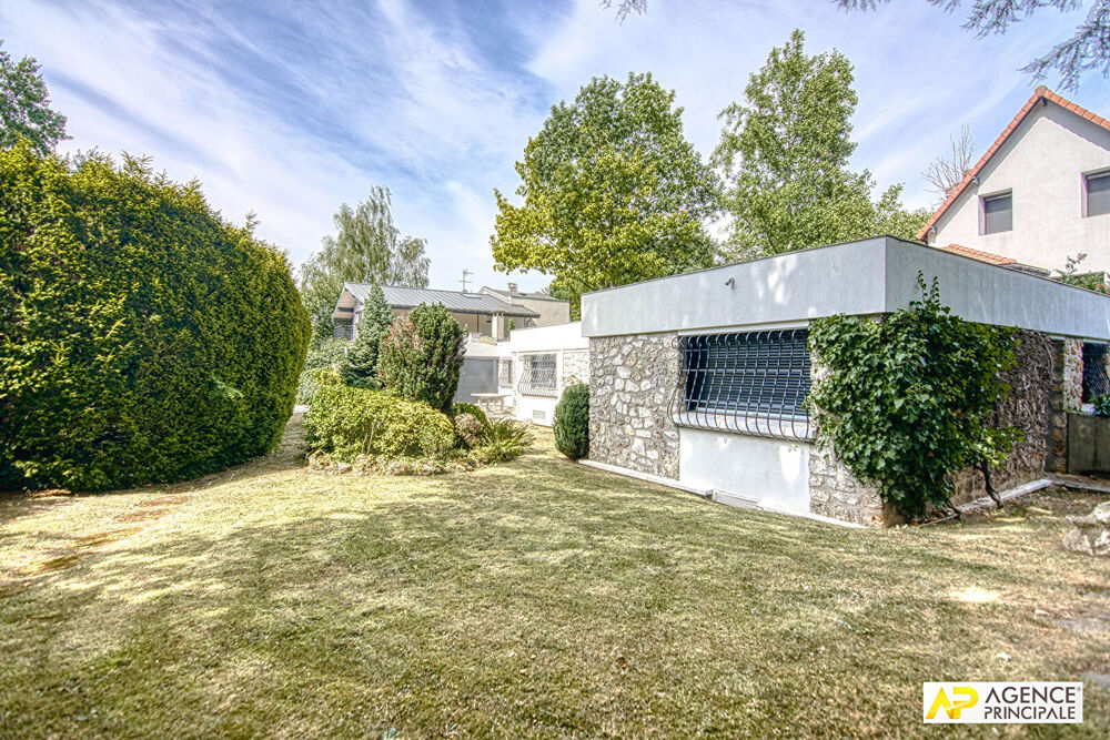 "La Celle Saint-Cloud" Exceptionnelle maison "Le Corbusier" de 5 pîèces de 190m² dans un écrin de verdure !