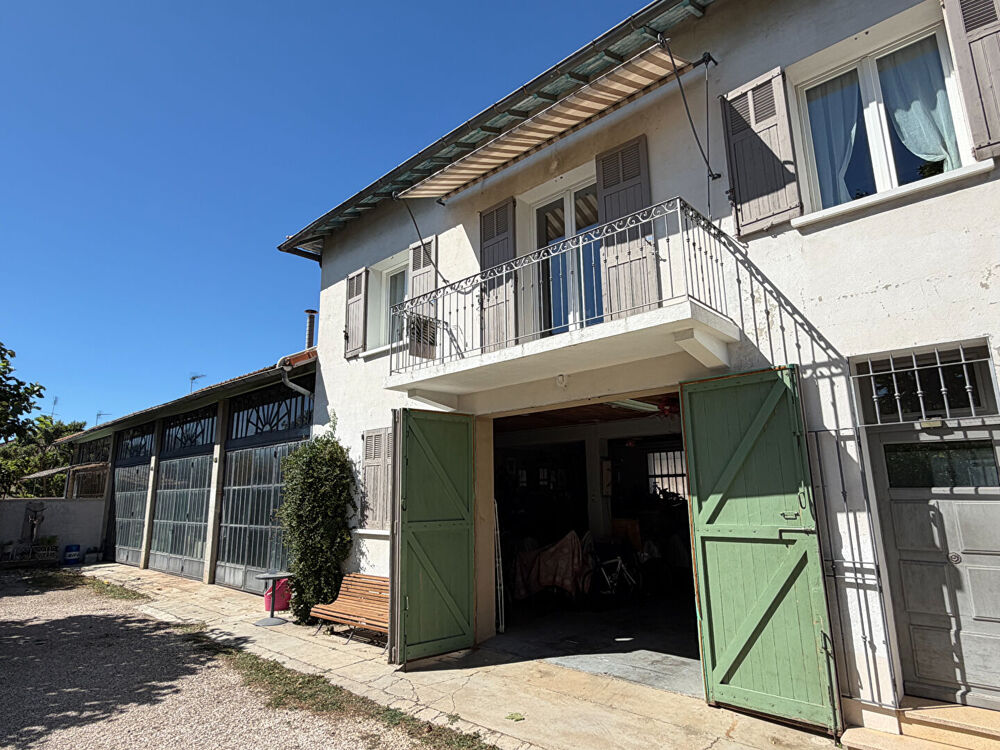 Vente Maison Villa 7 pièces à vendre à Avignon avec atelier 120m² et garage 75m² sur une parcelle de 663m² Avignon