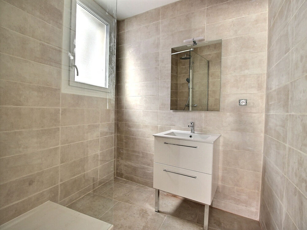 Location Appartement Appartement  2 pièce(s) 40.71 m2 avec cellier, coeur de Roquemaure au calme absolu Roquemaure