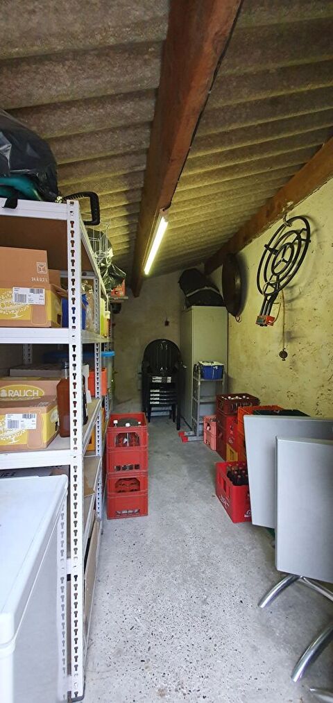   Murs commerciaux + Appartement T3 pour 132 m² 