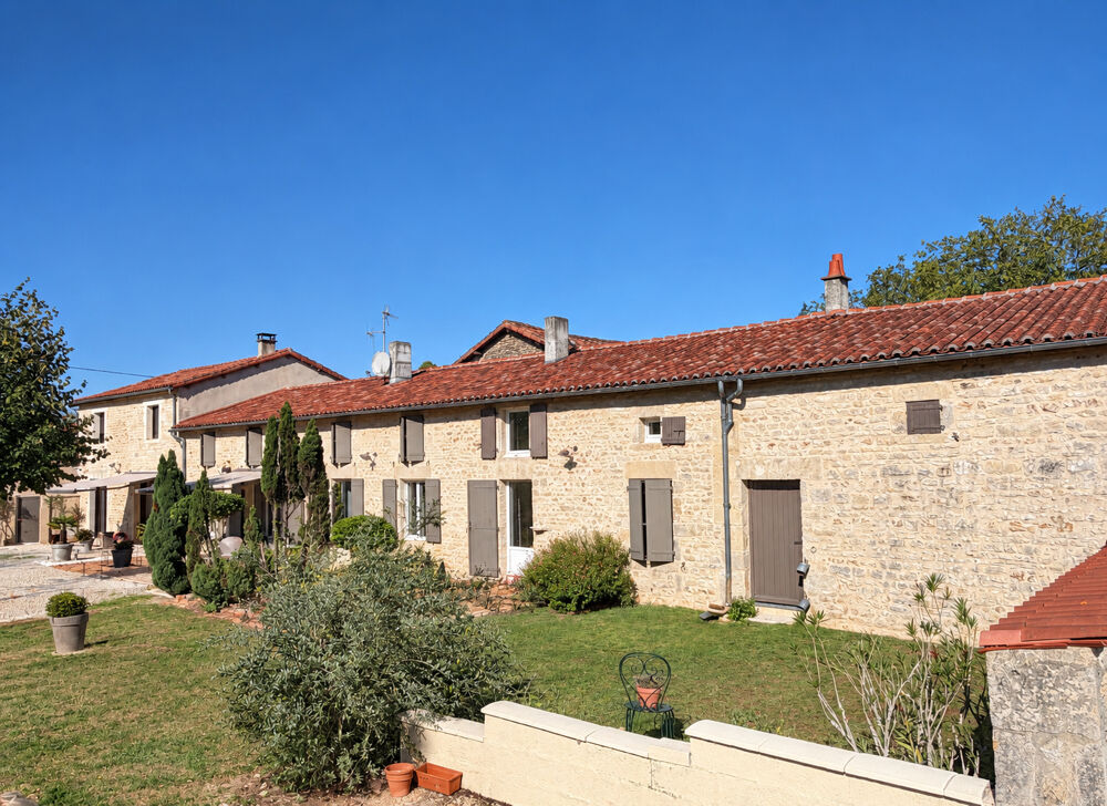 Vente Maison Magnifique propriété de caractère avec seconde maison, grange en pierre et vastes jardins à proximité de Nanteuil-en-Vallée Nanteuil en vallee