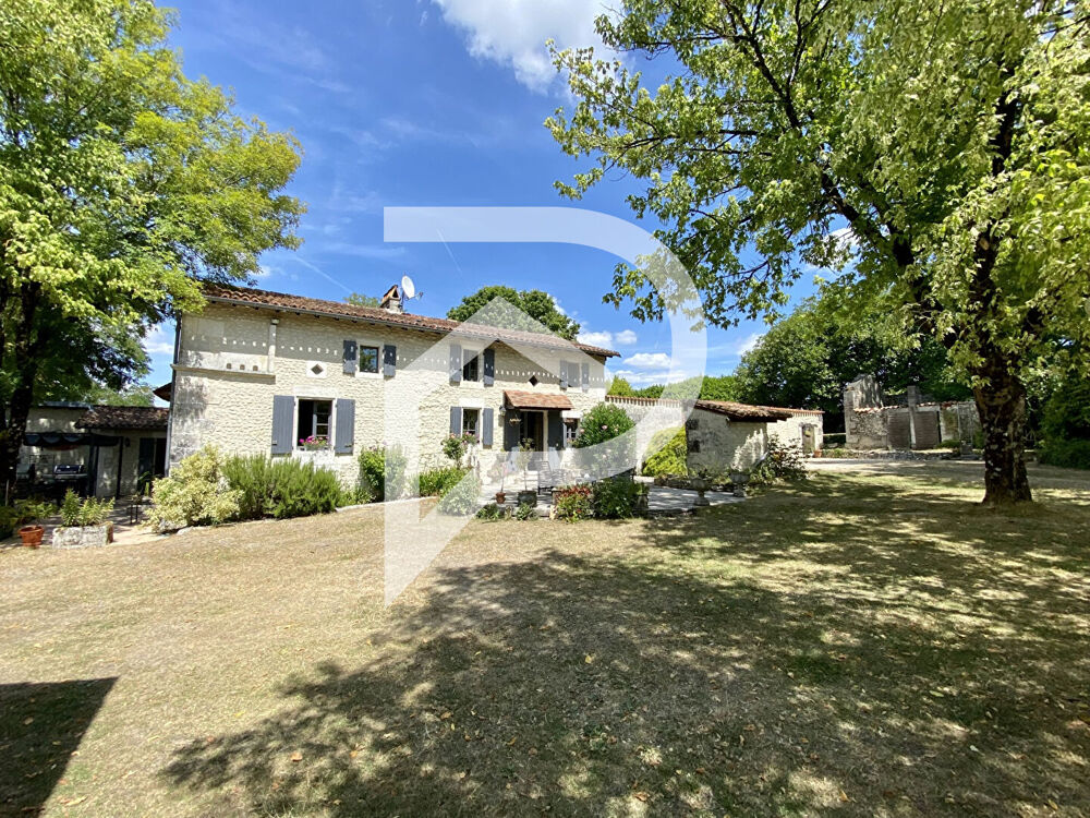 Ensemble immobilier avec dépendances, piscine et terrain, situation privilégiée.