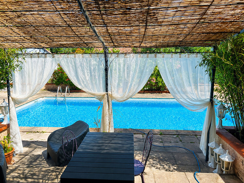Maison contemporaine de plain-pied avec piscine et dépendance dans un environnement calme et paisible