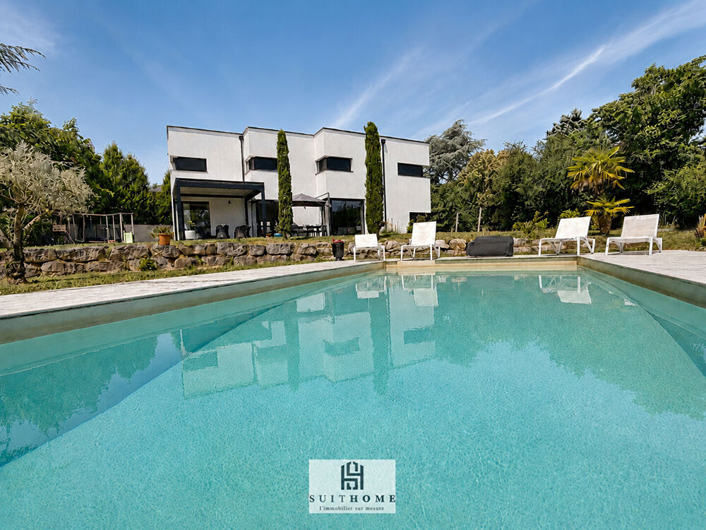Belle maison d'architecte au calme avec terrain plat de 1900 m2.