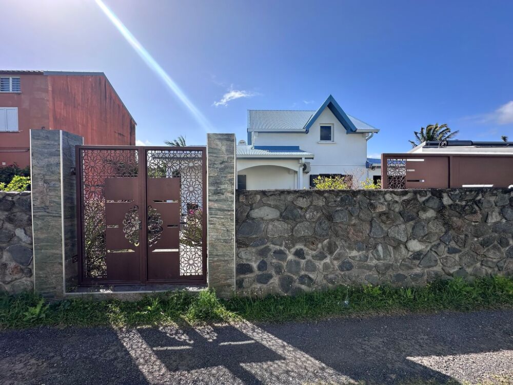 Vente Maison Maison 4 pièces 117 m² avec grand terrain piscinable à Sainte-Suzanne Sainte suzanne