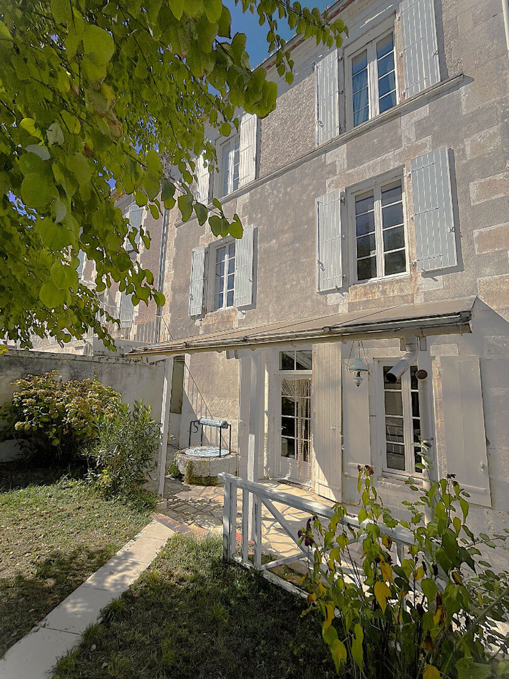 Vente Maison Montmoreau : une grande maison familiale avec studio, jardin et garage Montmoreau