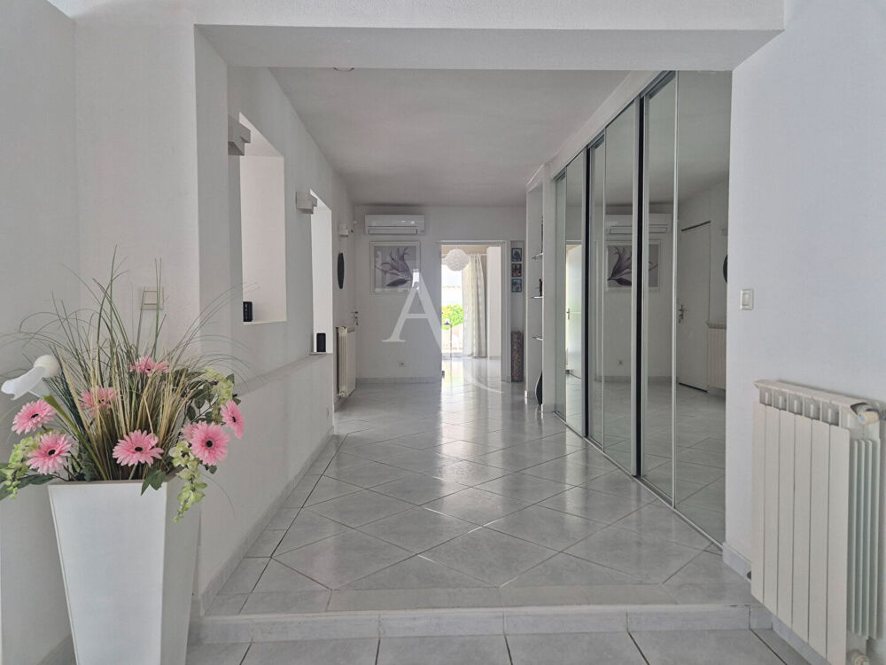 Villeveyrac : Élégante villa de plain-pied -210 m² de surface au sol - Charme méditerranéen avec piscine