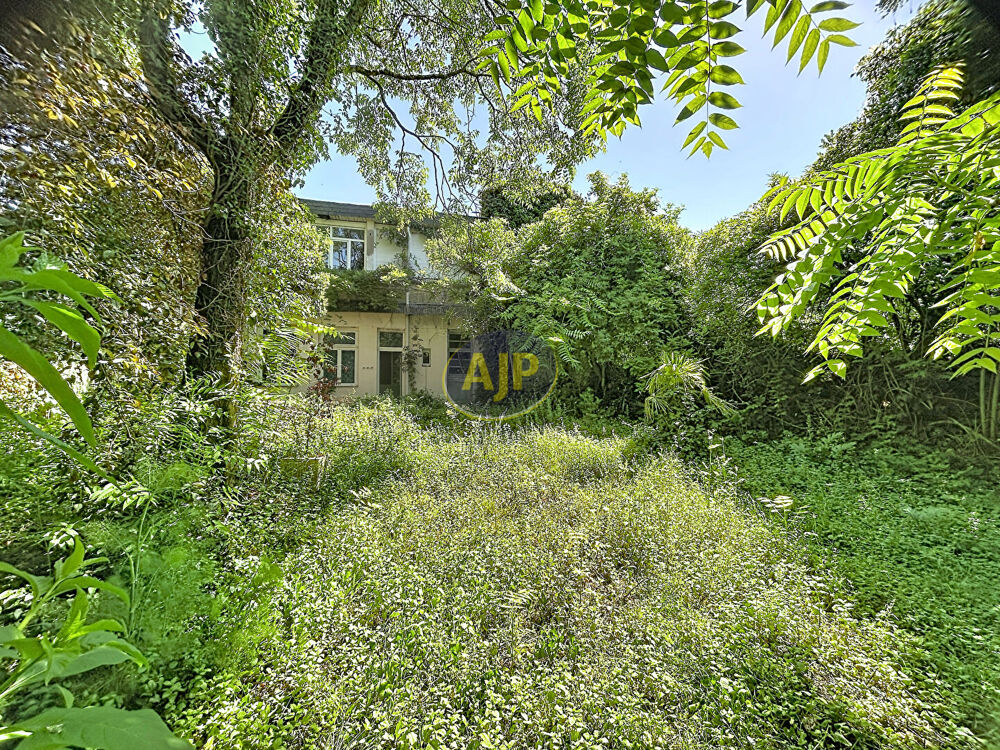 Immeuble en pierre avec jardin