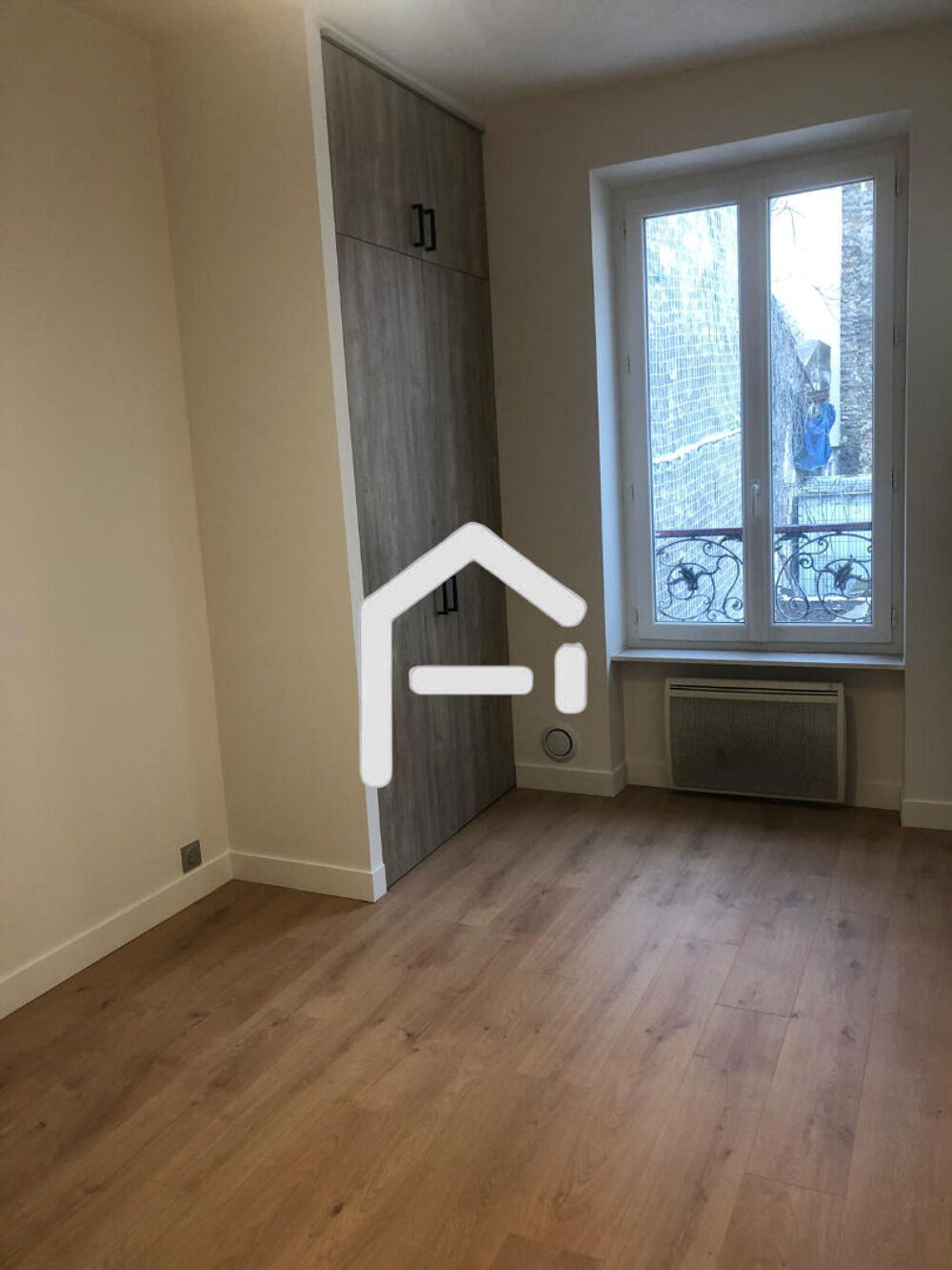 Location Appartement Studio REFAIT A NEUF / Metro Colonel Fabian Paris 19