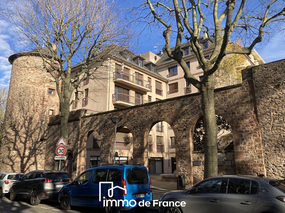   Tour de ville, Bel emplacement pour ce Local de 90.56 m² - Parking 