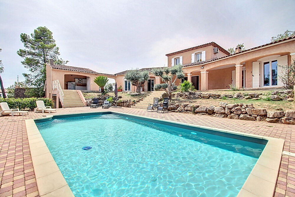 A VENDRE DRAGUIGNAN- Maison spacieuse avec PISCINE et terrain clos et arboré de 4000m² - Un véritable coup de coeur !