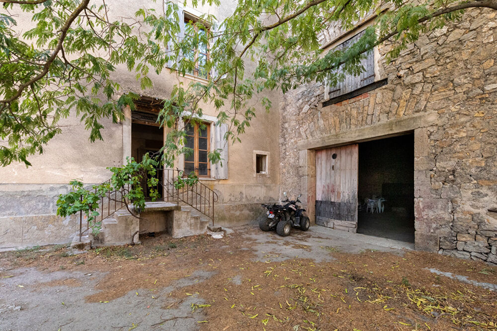 Maison de village à finir de restaurer + grange + petite maison en pierre à rénover.