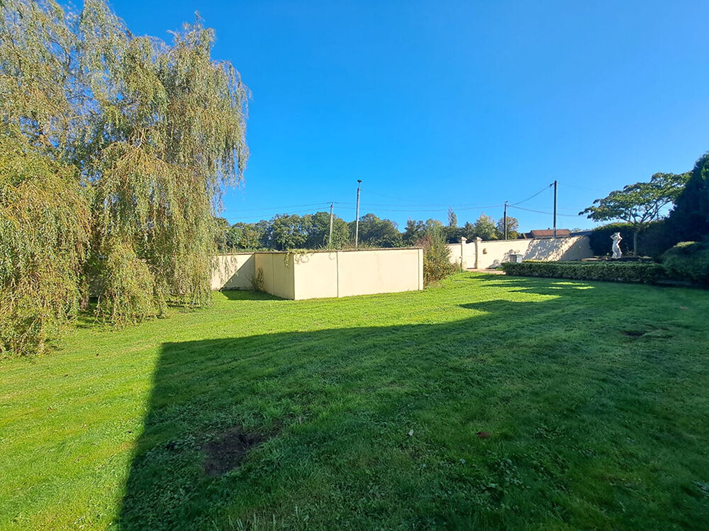 Belle demeure de 342m² avec piscine intérieur, sous-sol total dans le village de FAVRIEUX