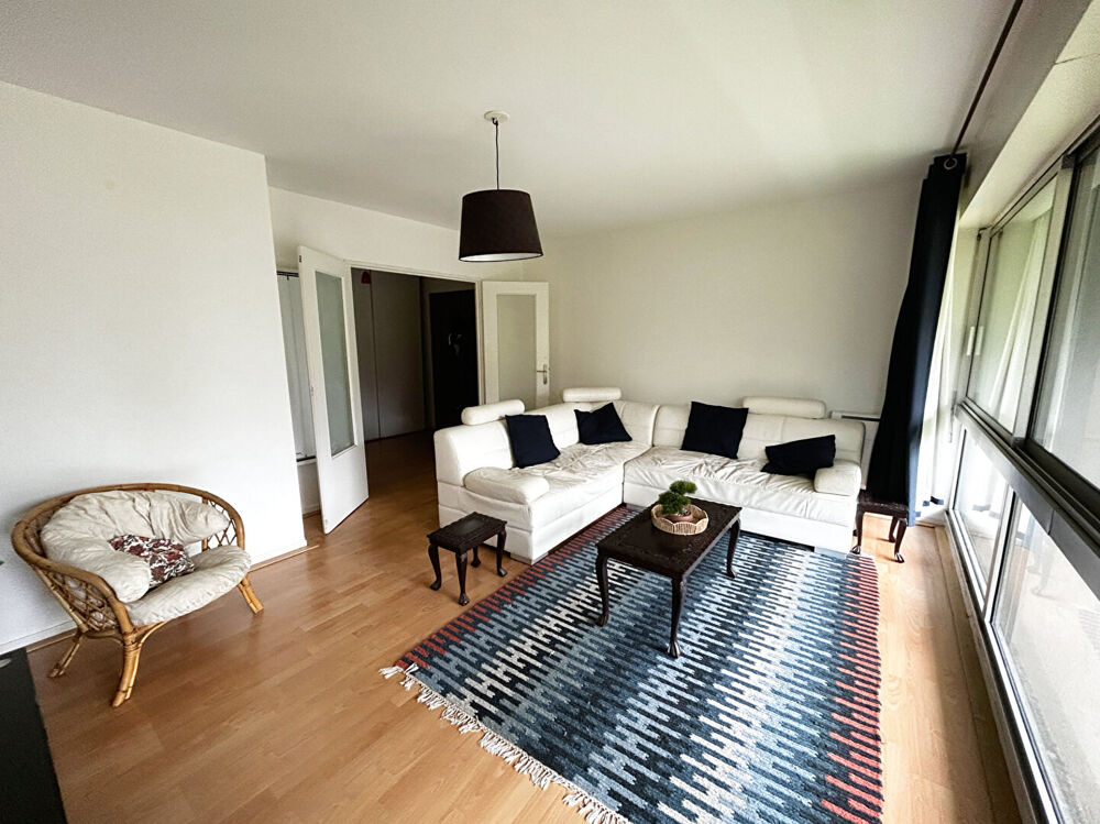 FINISTÈRE: Brest. Spacieux appartement T4 meublé avec ascenseur et deux places de stationnement sécurisées.