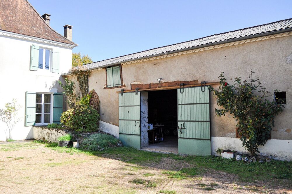 Maison en pierre - 247 m² - 8 chambres - Terrain 2 130 m² - Savignac-les-Églises
