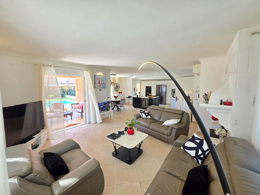 Vente Maison Superbe Villa De plain pieds , avec piscine, jardin stationnements dans quartier résidentiel Des Plans Carros